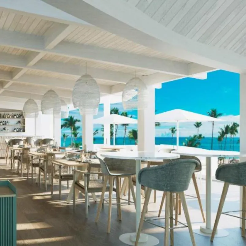 Restaurant open air to the ocean and sand at palma real