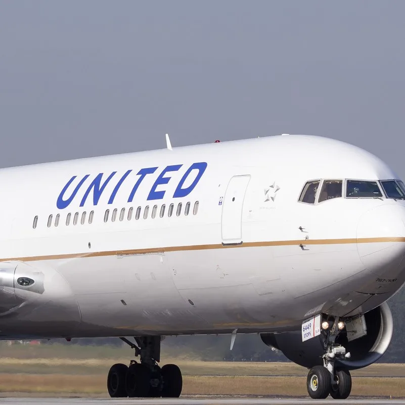 United Airlines flight taxiing