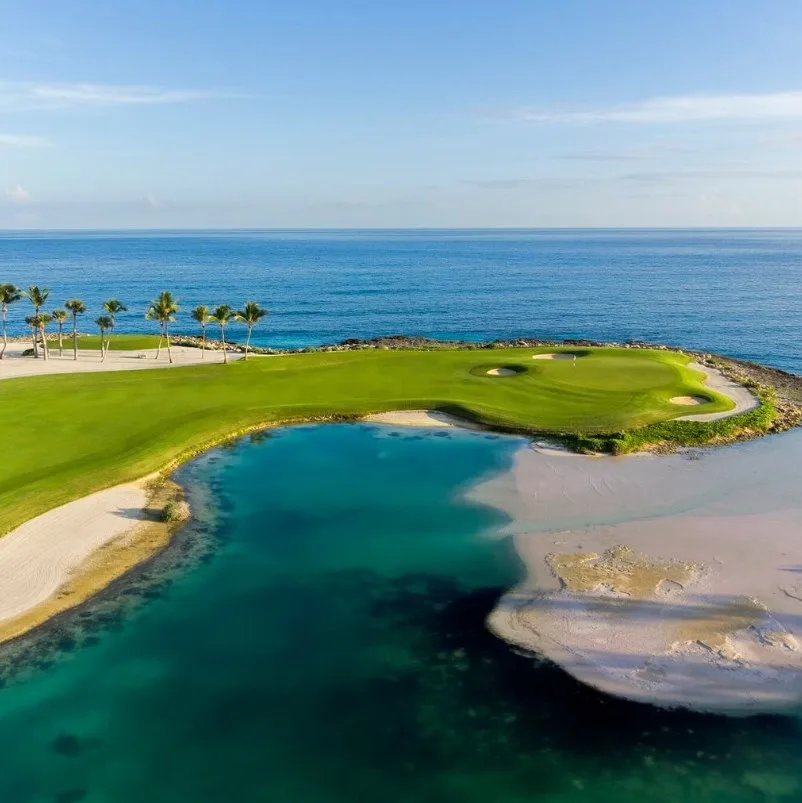 A high-end gold course in the Dominican Republic with the sea in the back