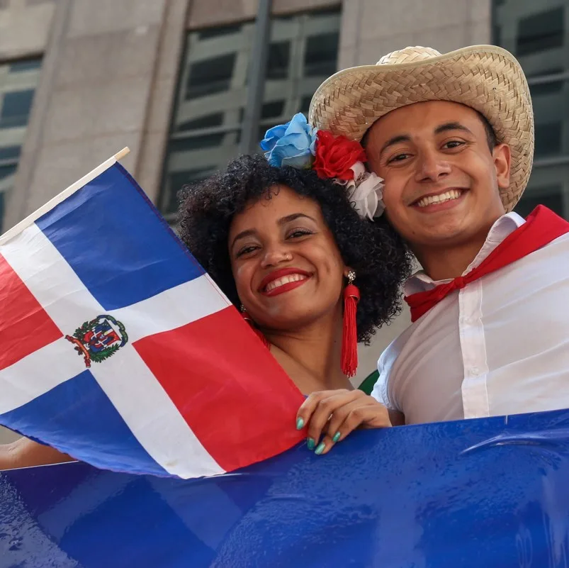 Couple with Dominican Republic flag smiling