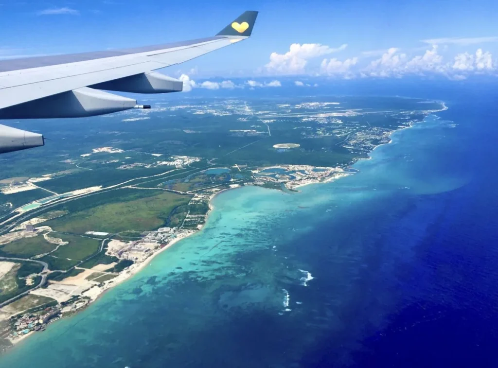 Plane-landing-in-DR